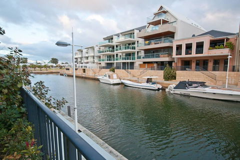 Dolphin Quay Apartment-3 Bedroom - Surfers Paradise Gold Coast 3