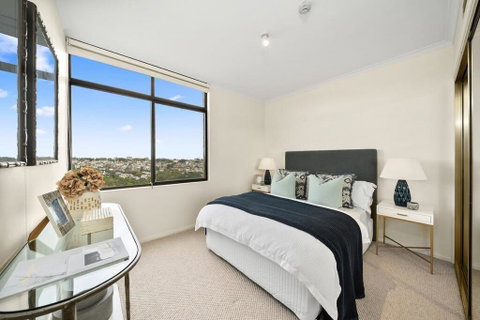 East Mirvac Building With Convenient Living - Surfers Paradise Gold Coast 0