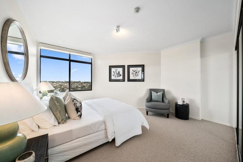 East Mirvac Building With Convenient Living - Surfers Paradise Gold Coast 1