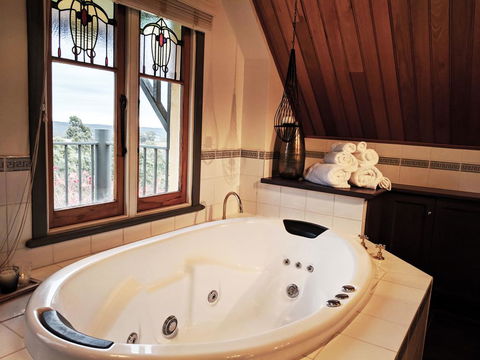 El Camino Country Cottage With Terrace And Stunning Views - Surfers Paradise Gold Coast 2