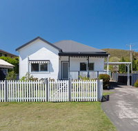 Escape to the Cottage 68 Tomaree Rd pet friendly and boat parking and WIFI - Surfers Paradise Gold Coast