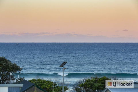 EXCLUSIVE OCEAN VIEW PENTHOUSE ON MARINE PARADE - Surfers Paradise Gold Coast 1