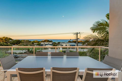 EXCLUSIVE OCEAN VIEW PENTHOUSE ON MARINE PARADE - Surfers Paradise Gold Coast 0