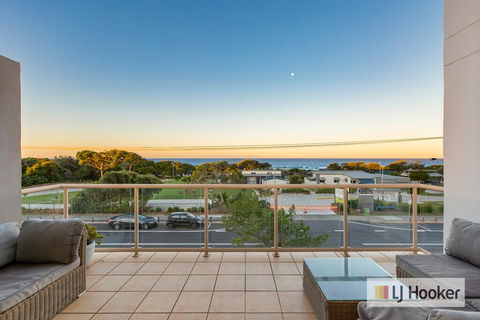EXCLUSIVE OCEAN VIEW PENTHOUSE ON MARINE PARADE - Surfers Paradise Gold Coast 3