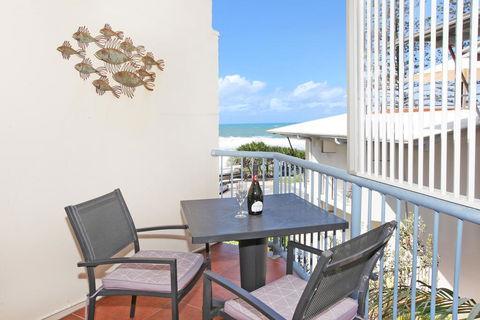 FABULOUS BEACHFRONT POSITION - Surfers Paradise Gold Coast 1