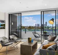 Family Unit with Parking Balcony Pool near Beach - Surfers Paradise Gold Coast