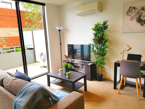FITZROY FANTASTIC 1BR APT With FREE WINE, NETFLIX, WIFI, Close To TRAMS, COLES - Surfers Paradise Gold Coast 0