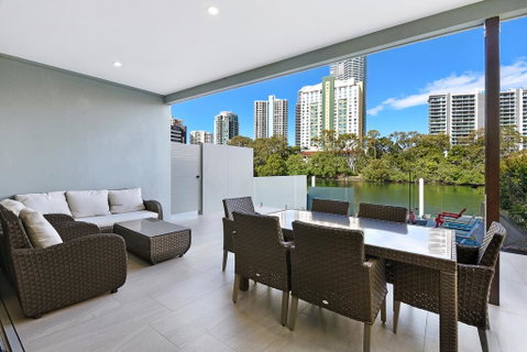 Gold Coast Private Homes - Waterfront Villas, Paradise Island - Surfers Paradise Gold Coast 1