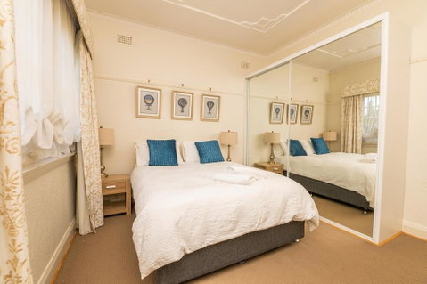 Hillside Cottage  Comfy, Spacious, Walk To CBD & Stannies - Surfers Paradise Gold Coast 3