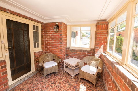 Hillside Cottage  Comfy, Spacious, Walk To CBD & Stannies - Surfers Paradise Gold Coast 2