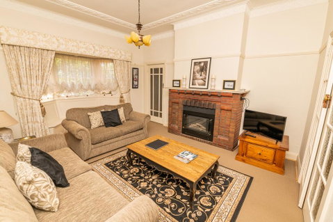 Hillside Cottage  Comfy, Spacious, Walk To CBD & Stannies - Surfers Paradise Gold Coast 1