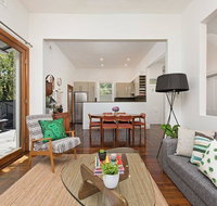 Historic 1890s House With Terraced Backyard Deck - Surfers Paradise Gold Coast