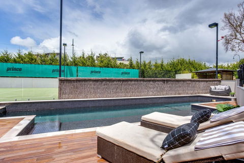 Kalina Retreat: Resort Style Tennis & Pool - Surfers Paradise Gold Coast 0
