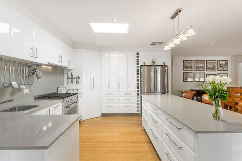 KARINYA - MORNINGTON - Surfers Paradise Gold Coast 1