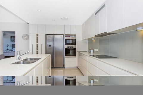 KINGSCLIFF OCEAN FRONT TERRACE 4 - Surfers Paradise Gold Coast 2