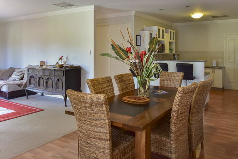 Lake Tyrrell Accommodation LTA - Surfers Paradise Gold Coast 1