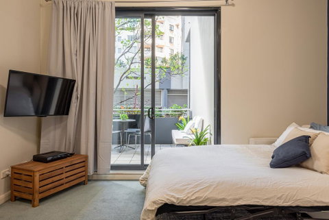Large Apartment, 2 Parking Spots And Pool - Surfers Paradise Gold Coast 2