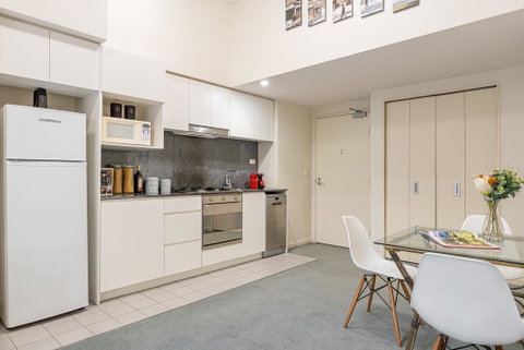 Large Apartment, 2 Parking Spots And Pool - Surfers Paradise Gold Coast 3