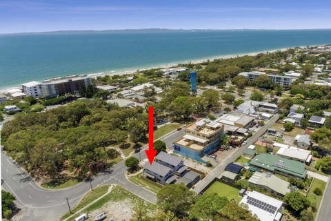 LAVISH BEACH HOUSE ON THE SURF SIDE! - Surfers Paradise Gold Coast 0