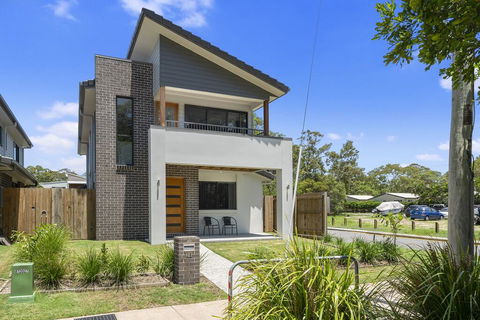 LAVISH BEACH HOUSE ON THE SURF SIDE! - Surfers Paradise Gold Coast 1