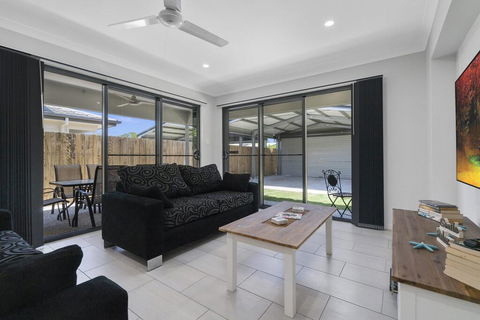 LAVISH BEACH HOUSE ON THE SURF SIDE! - Surfers Paradise Gold Coast 2