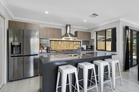 LAVISH BEACH HOUSE ON THE SURF SIDE! - Surfers Paradise Gold Coast 3