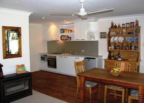 Leo's Rest Bathurst NSW - Surfers Paradise Gold Coast 2