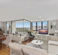 Light filled apartment with sweeping harbour views - Surfers Paradise Gold Coast