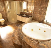 Luxuary self-contained living with Spa. - Surfers Paradise Gold Coast