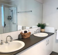 Luxury 4BR Home with KING Bed Lakes Entrance - Surfers Paradise Gold Coast