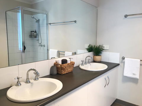 Luxury 4BR Home With KING Bed Lakes Entrance - Surfers Paradise Gold Coast 0