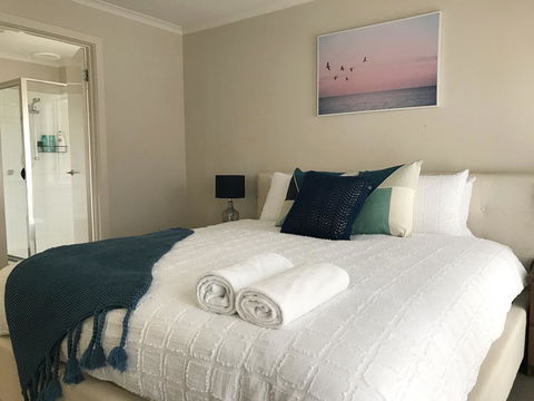 Luxury 4BR Home With KING Bed Lakes Entrance - Surfers Paradise Gold Coast 3