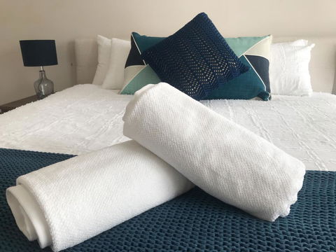 Luxury 4BR Home With KING Bed Lakes Entrance - Surfers Paradise Gold Coast 2