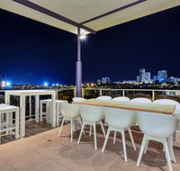 Luxury Darwin City Lights Jacuzzi Central Location Large House New Furnishings - Surfers Paradise Gold Coast