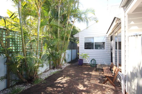 MAGIC BEACH HOUSE - PET FRIENDLY - Surfers Paradise Gold Coast 1