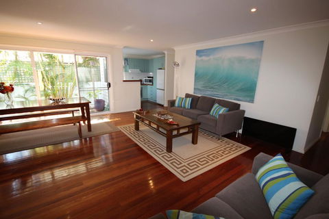 MAGIC BEACH HOUSE - PET FRIENDLY - Surfers Paradise Gold Coast 0