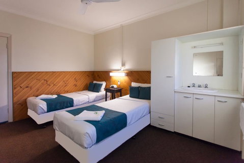 Manly Hotel - Surfers Paradise Gold Coast 1