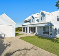 Middle Rock Beach House - Beach Front Lake Cathie - Surfers Paradise Gold Coast