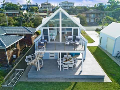Middle Rock Beach House - Beach Front, Lake Cathie - Surfers Paradise Gold Coast 1