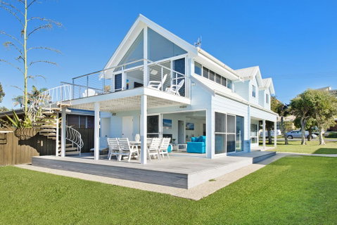 Middle Rock Beach House - Beach Front, Lake Cathie - Surfers Paradise Gold Coast 2