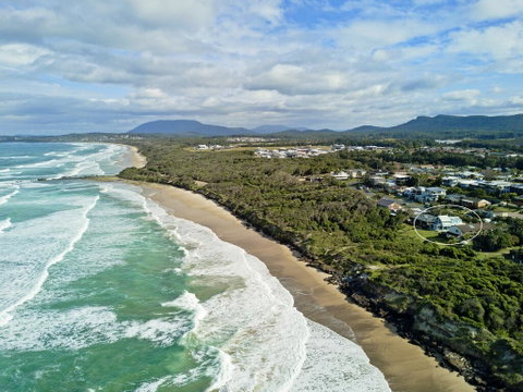 Middle Rock Beach House - Beach Front, Lake Cathie - Surfers Paradise Gold Coast 3