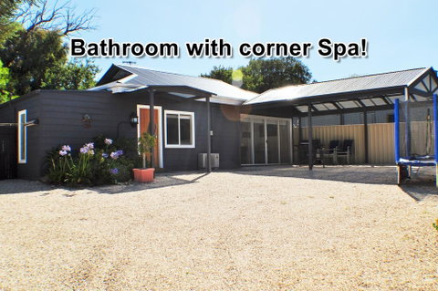 MODERN & LUXURIOUS WITH SPA BATH! - Surfers Paradise Gold Coast 0