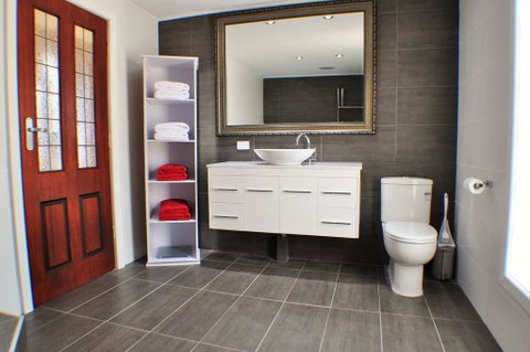 MODERN & LUXURIOUS WITH SPA BATH! - Surfers Paradise Gold Coast 3