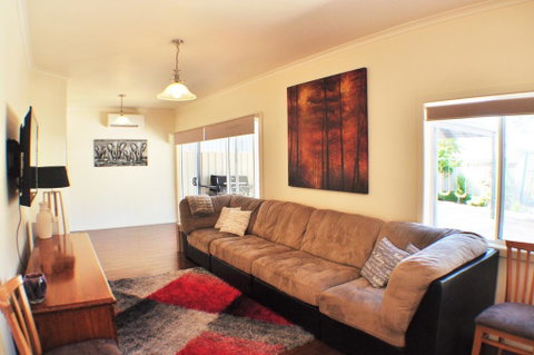 MODERN & LUXURIOUS WITH SPA BATH! - Surfers Paradise Gold Coast 2