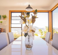 Moonah House-10 mins to CBD  MONA 4BR 2 BATH great view park 3 cars sleep 11 king bed en-suite - Surfers Paradise Gold Coast