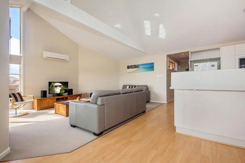 Moy At Nelson Bay, 2/30 Thurlow Avenue - Surfers Paradise Gold Coast 2