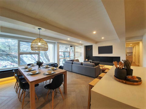 Mt Buller Chalet Hotel & Suites - Surfers Paradise Gold Coast 3