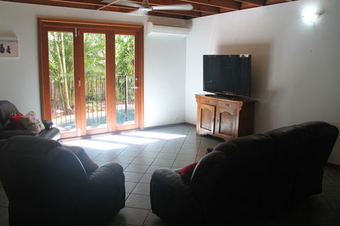 Beach House On Fox - Surfers Paradise Gold Coast 13