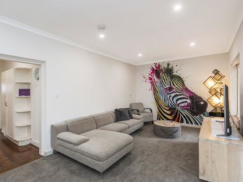 Luxury Federation Style Home - Sleeps 10 - Surfers Paradise Gold Coast 1