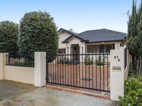 Luxury Federation Style Home - Sleeps 10 - Surfers Paradise Gold Coast 17